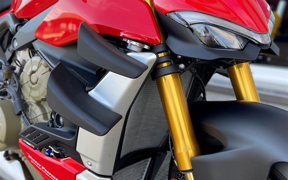 Umgebautes Motorrad Ducati Streetfighter V4 von Direct Performance - Bild 2