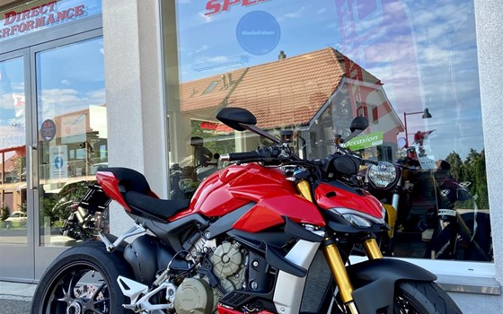 Umgebautes Motorrad Ducati Streetfighter V4 von Direct Performance - Bild 1