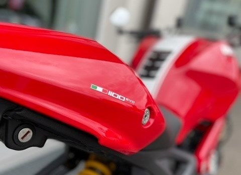 Umgebautes Motorrad Ducati Monster 1100 Evo von Direct Performance - Bild 4 Umgebautes Motorrad Ducati Monster 1100 Evo von Direct Performance - Bild 4