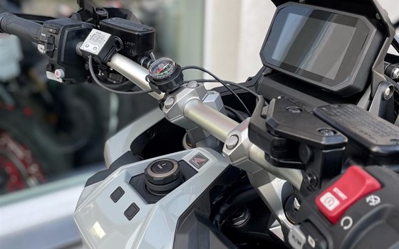 Umgebautes Motorrad Honda X-ADV von Direct Performance - Bild 3 Umgebautes Motorrad Honda X-ADV von Direct Performance - Bild 3