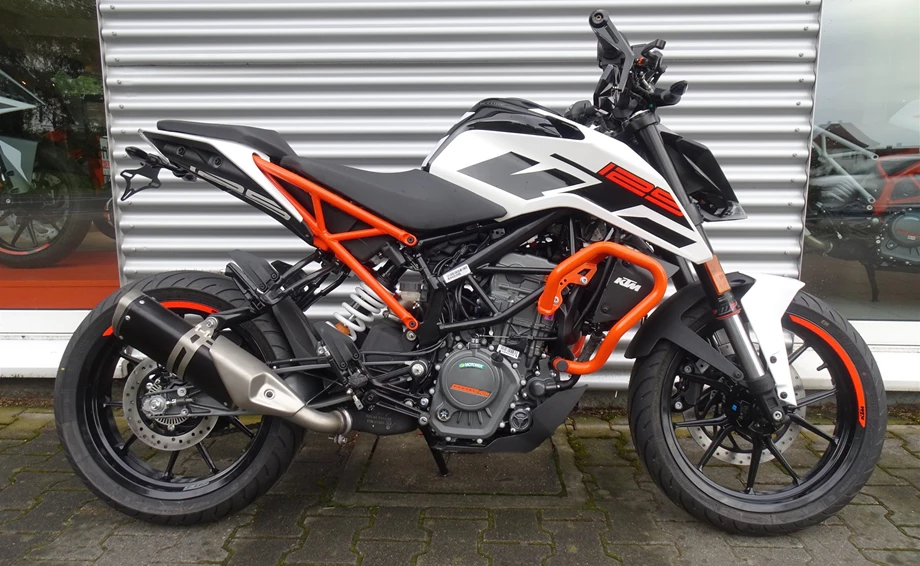 Umbgebautes Motorrad KTM 125 Duke Bild 2: Umbgebautes Motorrad KTM 125 Duke