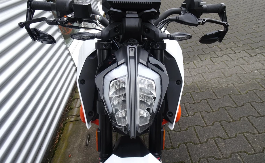 Umbgebautes Motorrad KTM 125 Duke Bild 3: Umbgebautes Motorrad KTM 125 Duke