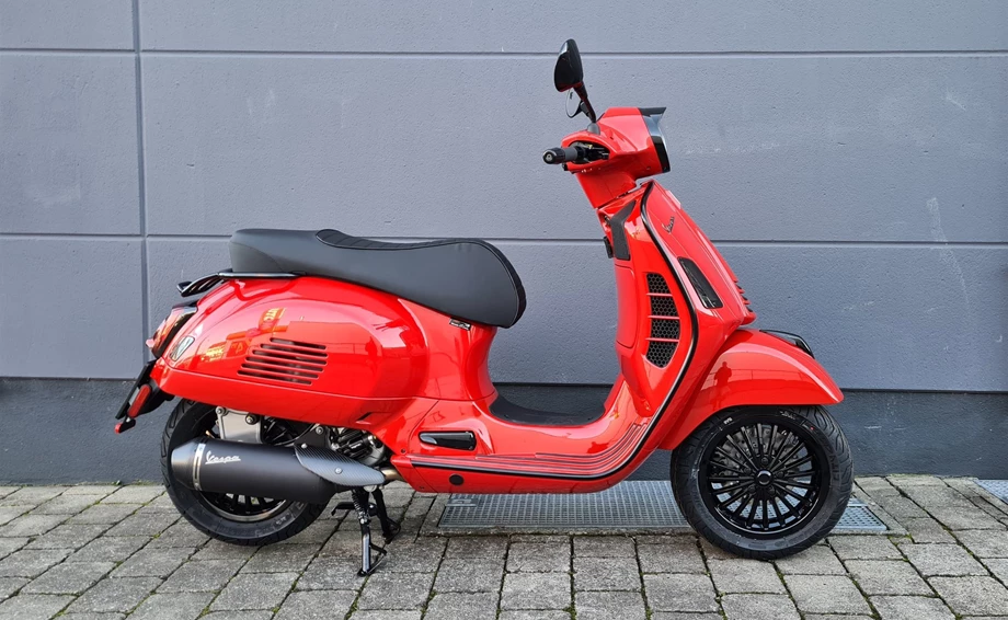 Umbgebautes Motorrad Vespa GTS 300 hpe Super Bild 1: Umbgebautes Motorrad Vespa GTS 300 hpe Super