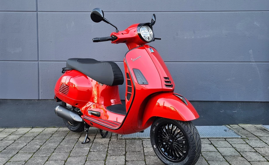 Umbgebautes Motorrad Vespa GTS 300 hpe Super Bild 2: Umbgebautes Motorrad Vespa GTS 300 hpe Super