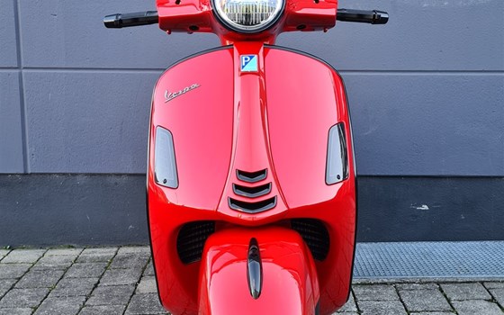 Umgebautes Motorrad Vespa GTS 300 hpe Super von MK Cycle Shop GmbH & Co. KG - Bild 3 Umgebautes Motorrad Vespa GTS 300 hpe Super von MK Cycle Shop GmbH & Co. KG - Bild 3