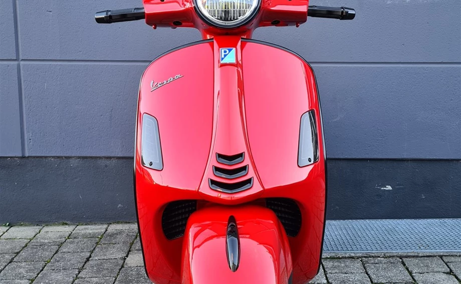 Umbgebautes Motorrad Vespa GTS 300 hpe Super Bild 3: Umbgebautes Motorrad Vespa GTS 300 hpe Super