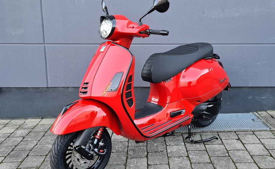 Umbgebautes Motorrad Vespa GTS 300 hpe Super Bild 4: Umbgebautes Motorrad Vespa GTS 300 hpe Super