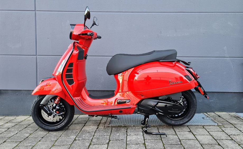 Umbgebautes Motorrad Vespa GTS 300 hpe Super Bild 5: Umbgebautes Motorrad Vespa GTS 300 hpe Super