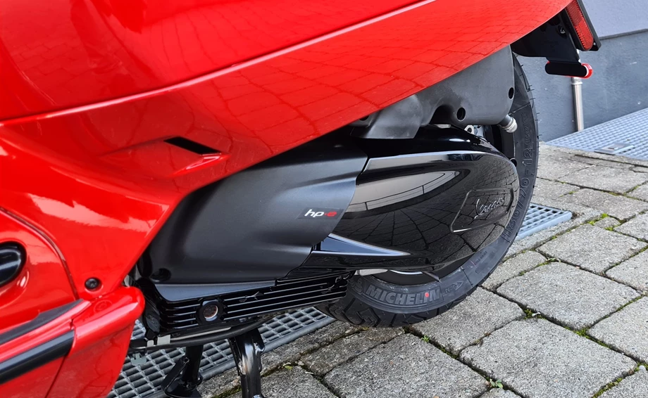 Umbgebautes Motorrad Vespa GTS 300 hpe Super Bild 15: Umbgebautes Motorrad Vespa GTS 300 hpe Super