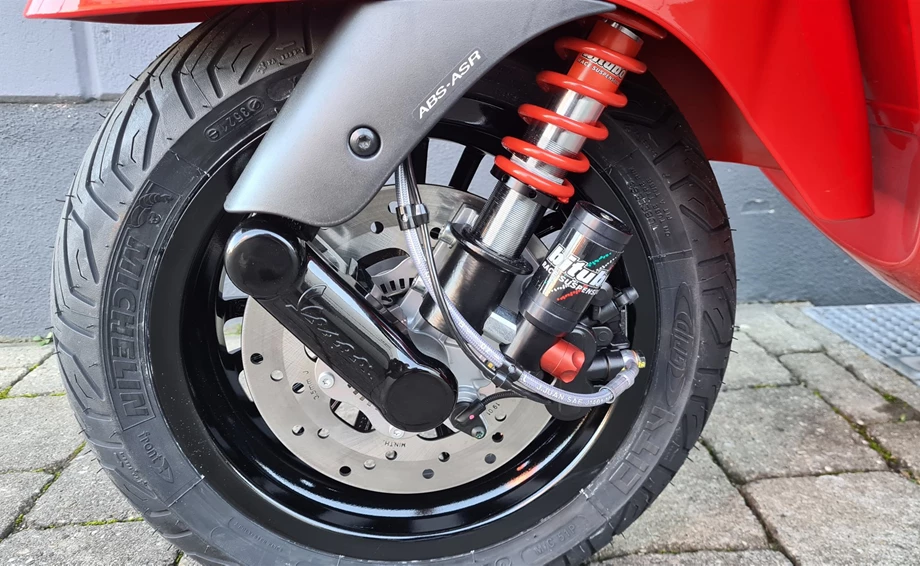 Umbgebautes Motorrad Vespa GTS 300 hpe Super Bild 10: Umbgebautes Motorrad Vespa GTS 300 hpe Super