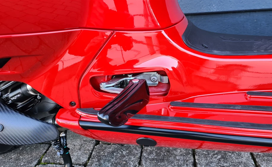 Umbgebautes Motorrad Vespa GTS 300 hpe Super Bild 13: Umbgebautes Motorrad Vespa GTS 300 hpe Super