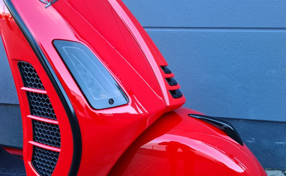 Umbgebautes Motorrad Vespa GTS 300 hpe Super Bild 8: Umbgebautes Motorrad Vespa GTS 300 hpe Super