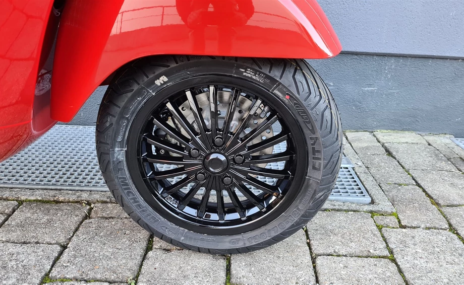 Umbgebautes Motorrad Vespa GTS 300 hpe Super Bild 9: Umbgebautes Motorrad Vespa GTS 300 hpe Super