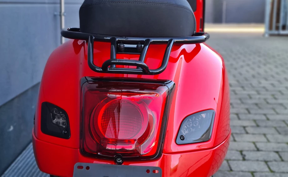 Umbgebautes Motorrad Vespa GTS 300 hpe Super Bild 11: Umbgebautes Motorrad Vespa GTS 300 hpe Super