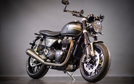 Umgebautes Motorrad Triumph Speed Twin 1200 von Triumph Emsland - Hertrampf Racing - Bild 1 Umgebautes Motorrad Triumph Speed Twin 1200 von Triumph Emsland - Hertrampf Racing - Bild 1