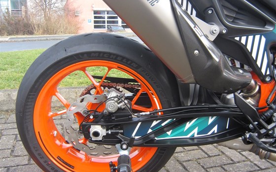 Umgebautes Motorrad KTM 890 Duke R von Motorradcenter Keßler - Bild 17 Umgebautes Motorrad KTM 890 Duke R von Motorradcenter Keßler - Bild 17