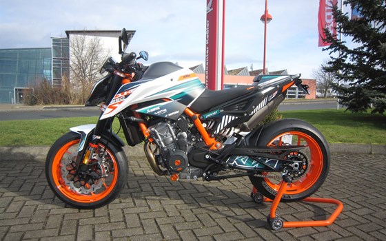 Umgebautes Motorrad KTM 890 Duke R von Motorradcenter Keßler - Bild 1 Umgebautes Motorrad KTM 890 Duke R von Motorradcenter Keßler - Bild 1