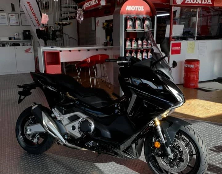 Umbgebautes Motorrad Honda Forza 750 Bild 2: Umbgebautes Motorrad Honda Forza 750