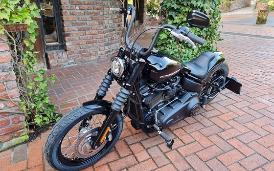 Umgebautes Motorrad Harley-Davidson Softail Street Bob 114 FXBBS von X-Trem Custombikes - Bild 2 Umgebautes Motorrad Harley-Davidson Softail Street Bob 114 FXBBS von X-Trem Custombikes - Bild 2
