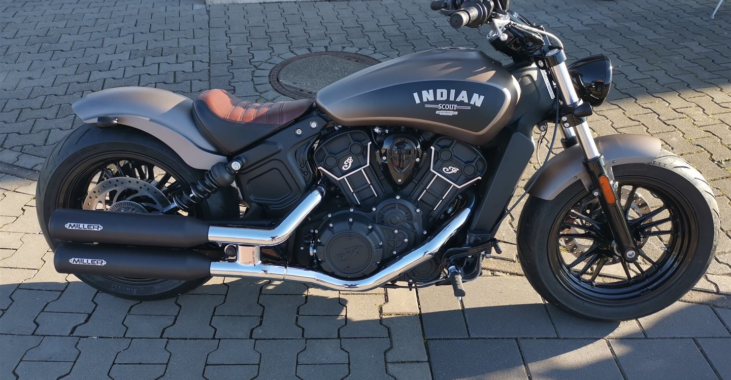Umbgebautes Motorrad Indian Scout Bobber Sixty