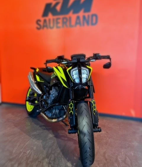 Umbgebautes Motorrad KTM 890 Duke L Bild 1: Umbgebautes Motorrad KTM 890 Duke L