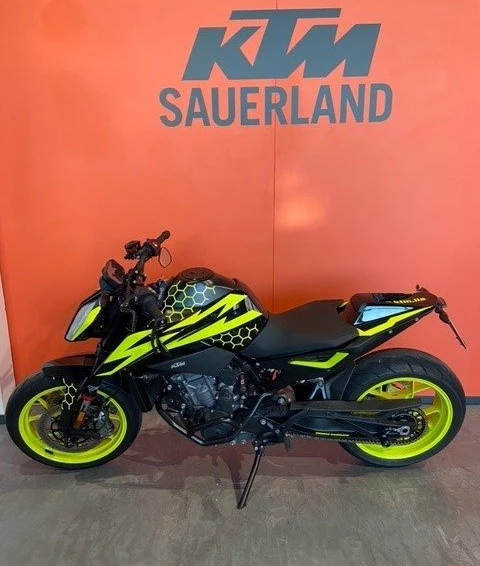 Umbgebautes Motorrad KTM 890 Duke L Bild 3: Umbgebautes Motorrad KTM 890 Duke L