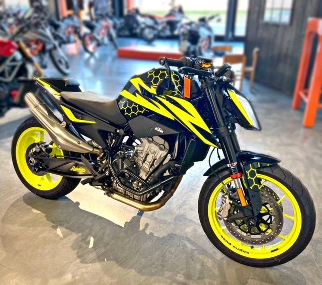 Umbgebautes Motorrad KTM 890 Duke L Bild 2: Umbgebautes Motorrad KTM 890 Duke L