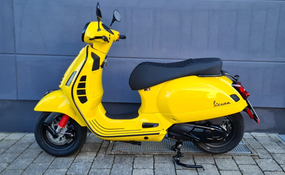 Umbgebautes Motorrad Vespa GTS 300 hpe Super Bild 5: Umbgebautes Motorrad Vespa GTS 300 hpe Super