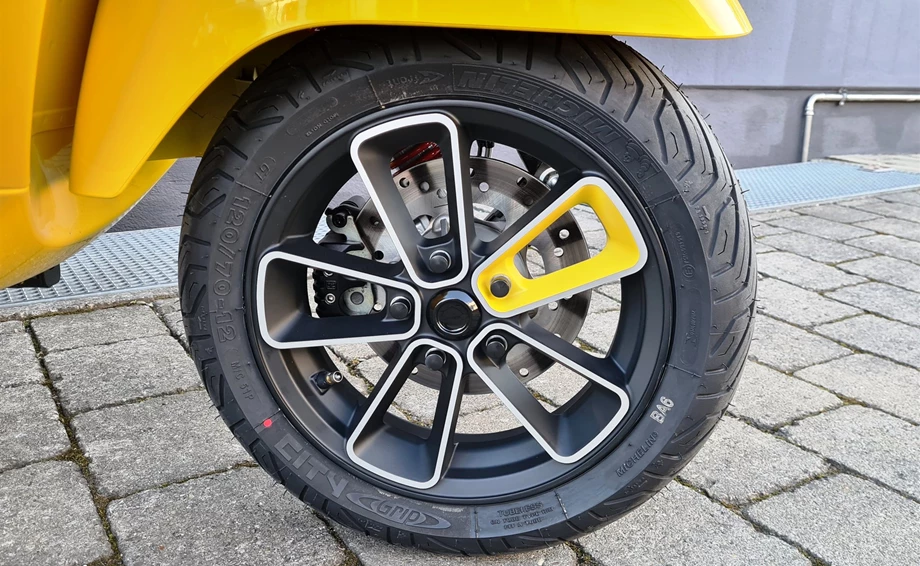 Umbgebautes Motorrad Vespa GTS 300 hpe Super Bild 9: Umbgebautes Motorrad Vespa GTS 300 hpe Super