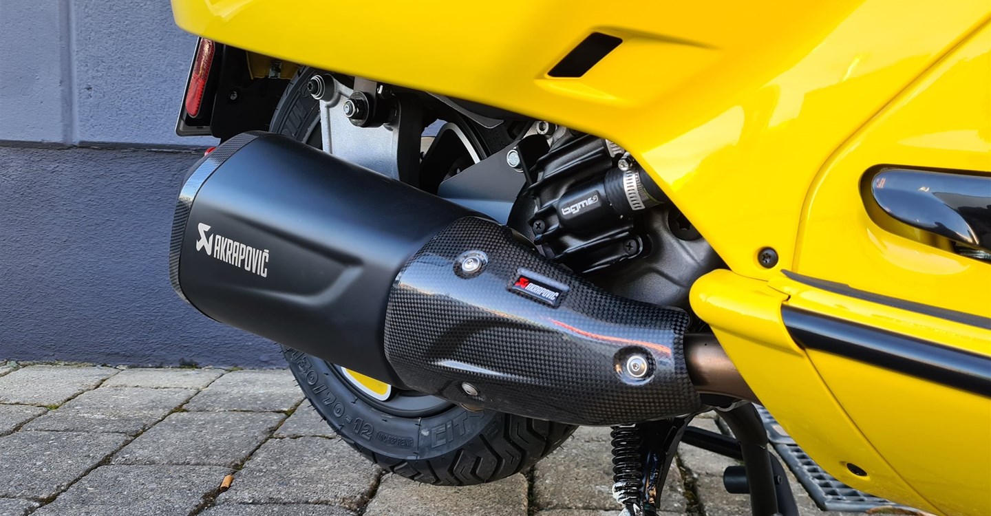 Umbgebautes Motorrad Vespa GTS 300 hpe Super