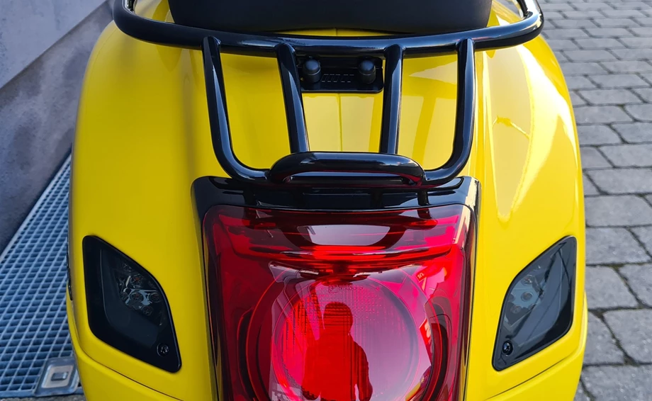 Umbgebautes Motorrad Vespa GTS 300 hpe Super Bild 13: Umbgebautes Motorrad Vespa GTS 300 hpe Super