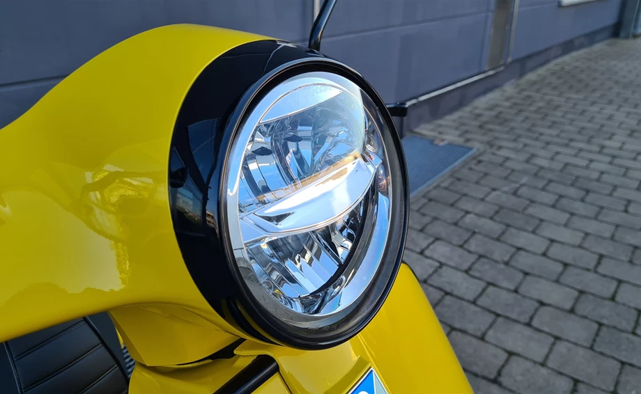 Umbgebautes Motorrad Vespa GTS 300 hpe Super Bild 7: Umbgebautes Motorrad Vespa GTS 300 hpe Super