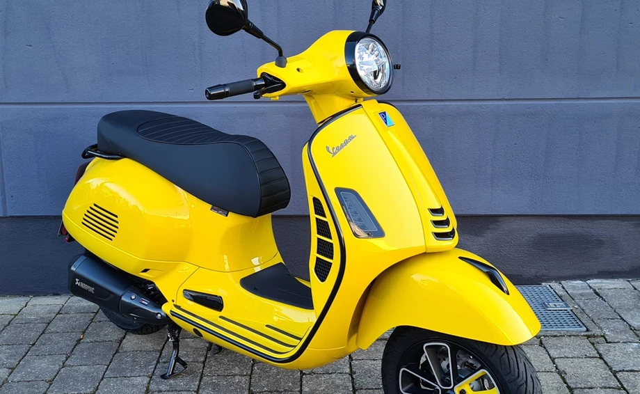 Umbgebautes Motorrad Vespa GTS 300 hpe Super Bild 2: Umbgebautes Motorrad Vespa GTS 300 hpe Super