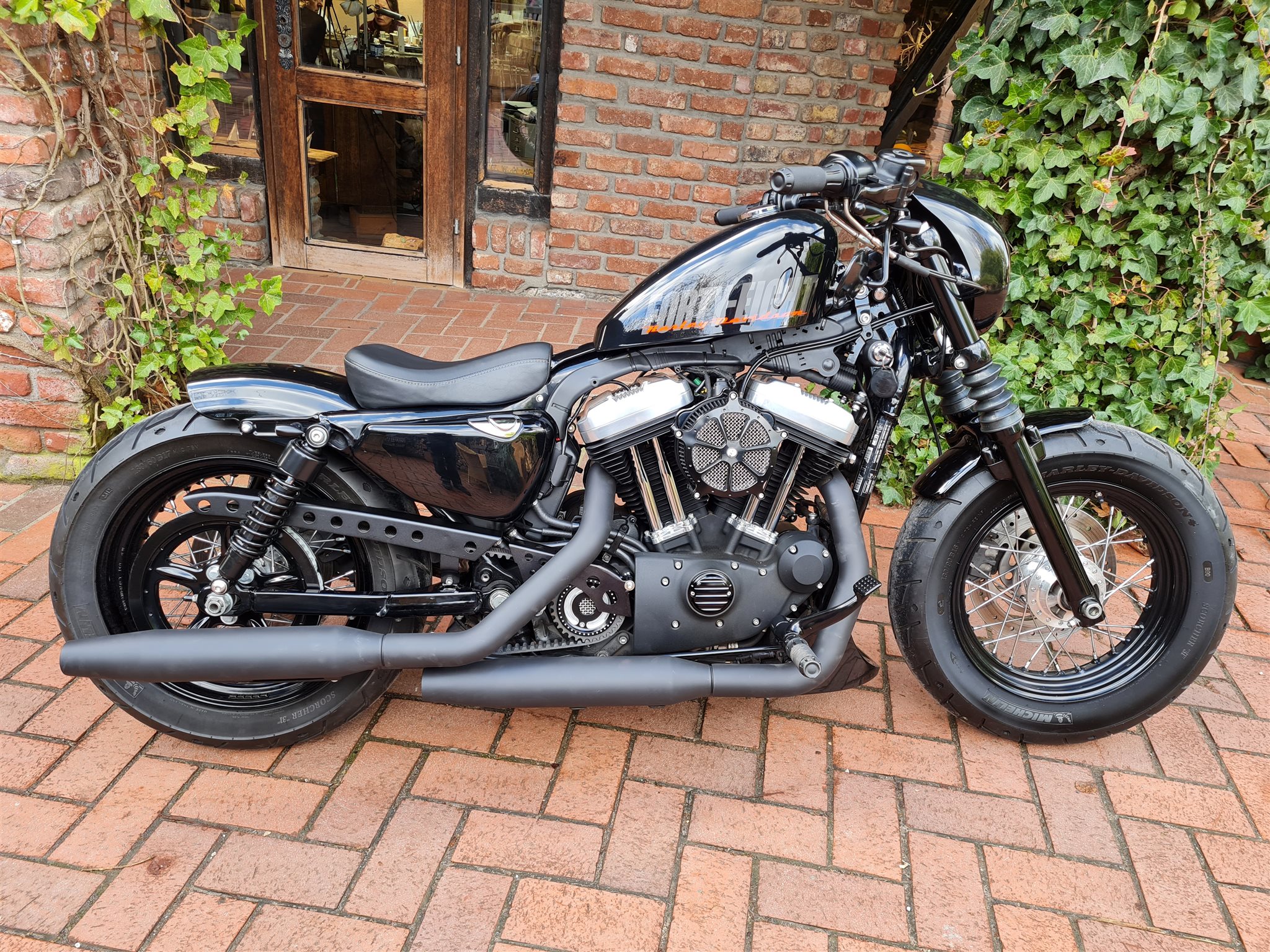 Umgebautes Motorrad Harley-Davidson Sportster XL 1200X Forty-Eight von  BLACK BIKE CRAFTRÄDER 