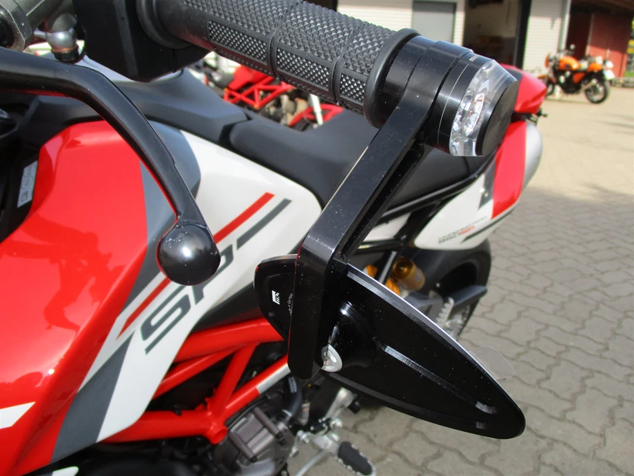 Umbgebautes Motorrad Ducati Hypermotard 950 SP Bild 4: Umbgebautes Motorrad Ducati Hypermotard 950 SP