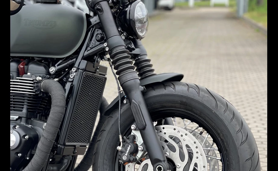 Umbgebautes Motorrad Triumph Bonneville Bobber Bild 11: Umbgebautes Motorrad Triumph Bonneville Bobber