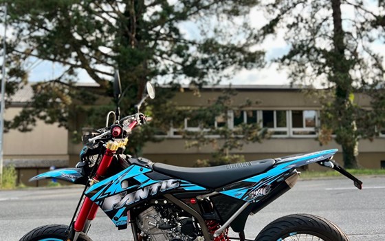 Umgebautes Motorrad Fantic XMF 125 Competition von Pat-Bikes AG - Bild 2 Umgebautes Motorrad Fantic XMF 125 Competition von Pat-Bikes AG - Bild 2