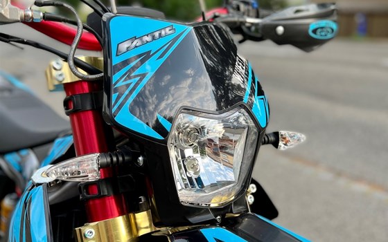 Umgebautes Motorrad Fantic XMF 125 Competition von Pat-Bikes AG - Bild 5 Umgebautes Motorrad Fantic XMF 125 Competition von Pat-Bikes AG - Bild 5