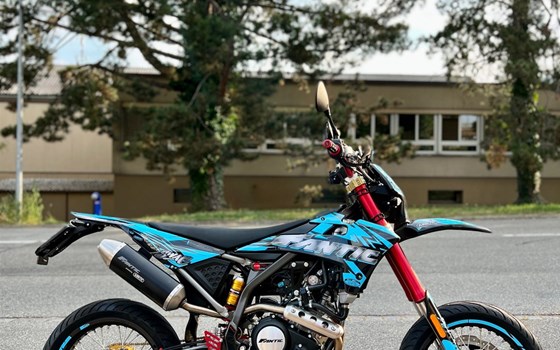 Umgebautes Motorrad Fantic XMF 125 Competition von Pat-Bikes AG - Bild 1 Umgebautes Motorrad Fantic XMF 125 Competition von Pat-Bikes AG - Bild 1