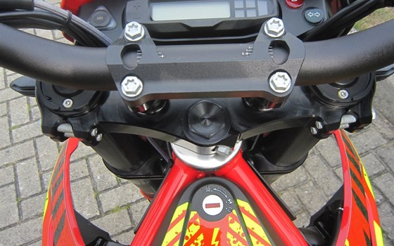 Umgebautes Motorrad GASGAS SM 700 von Motorradcenter Keßler - Bild 6 Umgebautes Motorrad GASGAS SM 700 von Motorradcenter Keßler - Bild 6