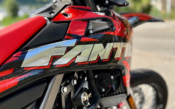 Umgebautes Motorrad Fantic XMF 125 Performance von Pat-Bikes - Bild 4 Umgebautes Motorrad Fantic XMF 125 Performance von Pat-Bikes - Bild 4