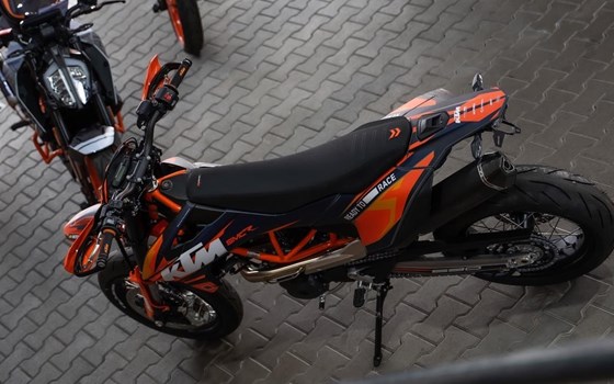 Umgebautes Motorrad KTM 690 SMC R von Road Star Motorcycles GmbH - Bild 3 Umgebautes Motorrad KTM 690 SMC R von Road Star Motorcycles GmbH - Bild 3