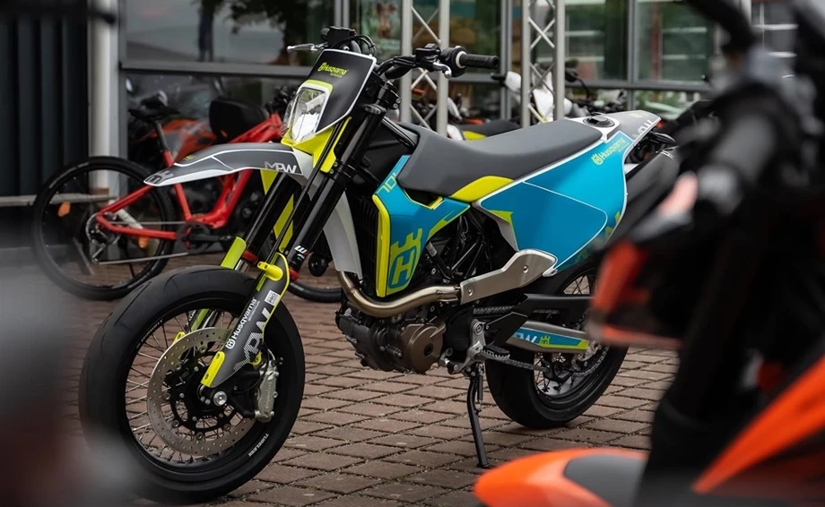 Umbgebautes Motorrad Husqvarna 701 Supermoto Bild 1: Umbgebautes Motorrad Husqvarna 701 Supermoto