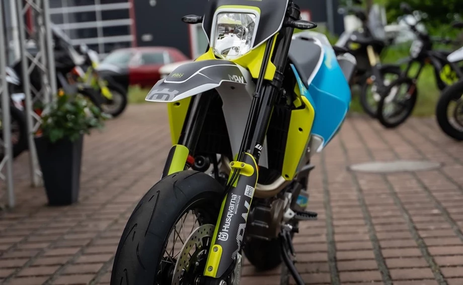 Umbgebautes Motorrad Husqvarna 701 Supermoto Bild 4: Umbgebautes Motorrad Husqvarna 701 Supermoto