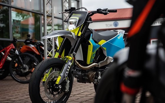 Umgebautes Motorrad Husqvarna 701 Supermoto von Road Star Motorcycles GmbH - Bild 9 Umgebautes Motorrad Husqvarna 701 Supermoto von Road Star Motorcycles GmbH - Bild 9