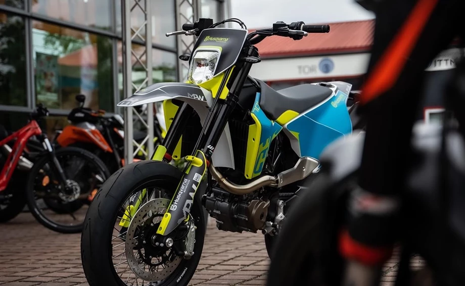 Umbgebautes Motorrad Husqvarna 701 Supermoto Bild 9: Umbgebautes Motorrad Husqvarna 701 Supermoto