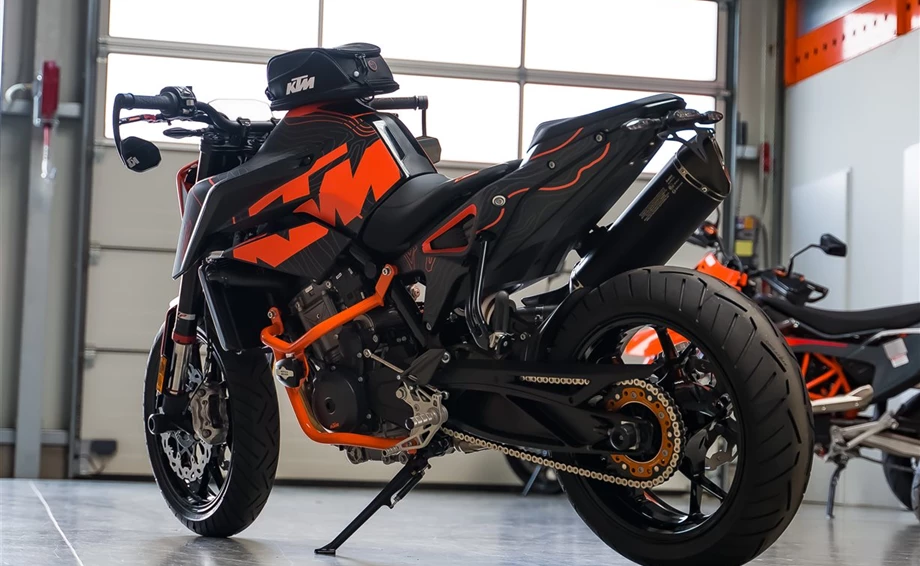 Umbgebautes Motorrad KTM 890 Duke L Bild 1: Umbgebautes Motorrad KTM 890 Duke L