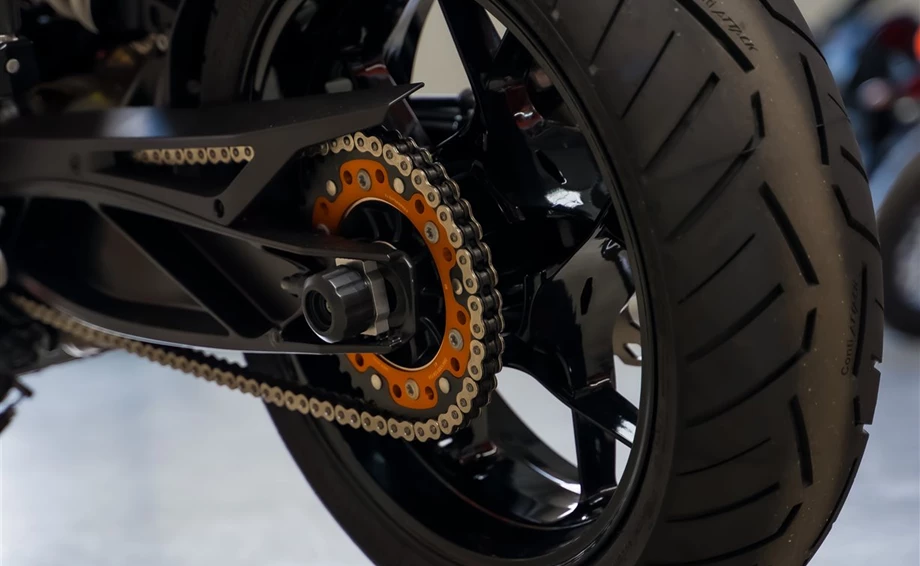 Umbgebautes Motorrad KTM 890 Duke L Bild 2: Umbgebautes Motorrad KTM 890 Duke L