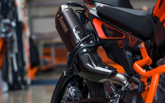 Umgebautes Motorrad KTM 890 Duke L von Road Star Motorcycles GmbH - Bild 5 Umgebautes Motorrad KTM 890 Duke L von Road Star Motorcycles GmbH - Bild 5