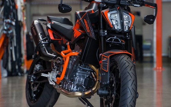 Umgebautes Motorrad KTM 890 Duke L von Road Star Motorcycles GmbH - Bild 6 Umgebautes Motorrad KTM 890 Duke L von Road Star Motorcycles GmbH - Bild 6